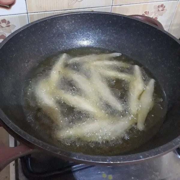 Goreng di minyak yang sudah dipanaskan hingga matang dan sedikit kecoklatan. Angkat dan tiriskan. Sotong ebi siap disajikan