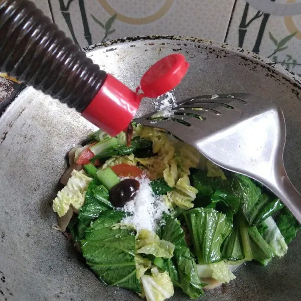 Bumbui sayur dengan garam, gula dan saus tiram. Aduk dan masak sampai matang.