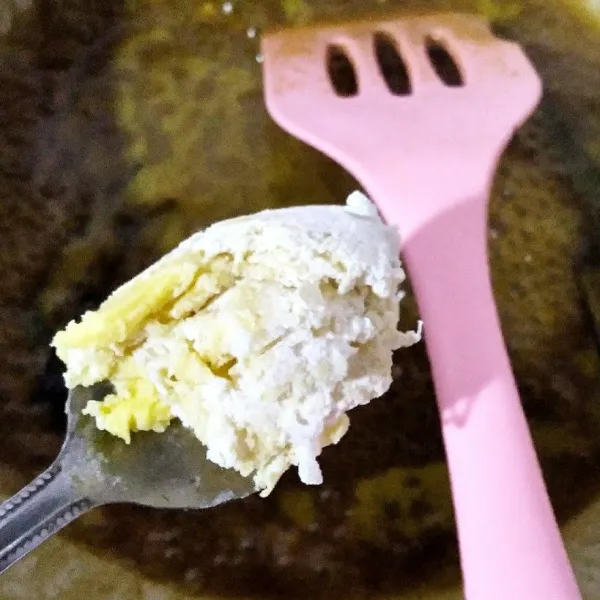 Campurkan tepung terigu dan mentega, tuang ke dalam kuah. Aduk rata sampai mengental.