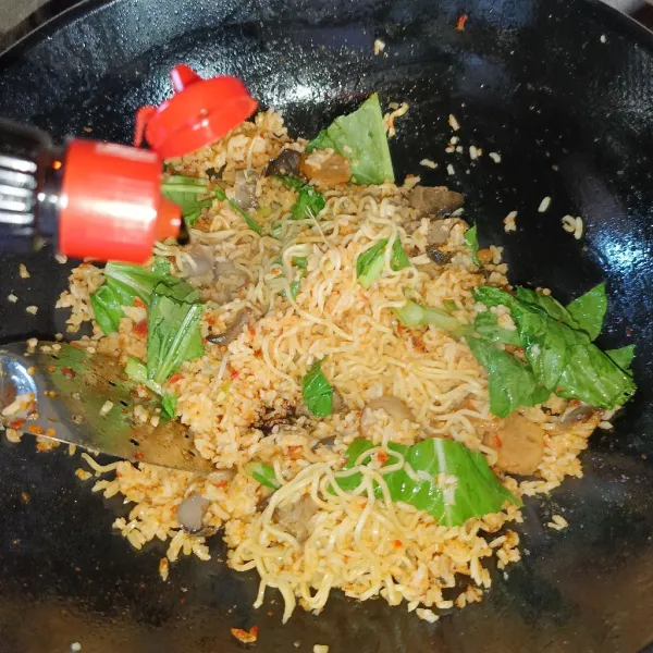 Bumbui dengan kecap manis, garam, lada bubuk dan kaldu jamur. Aduk-aduk sampai semua matang, koreksi rasanya dan siap disajikan.