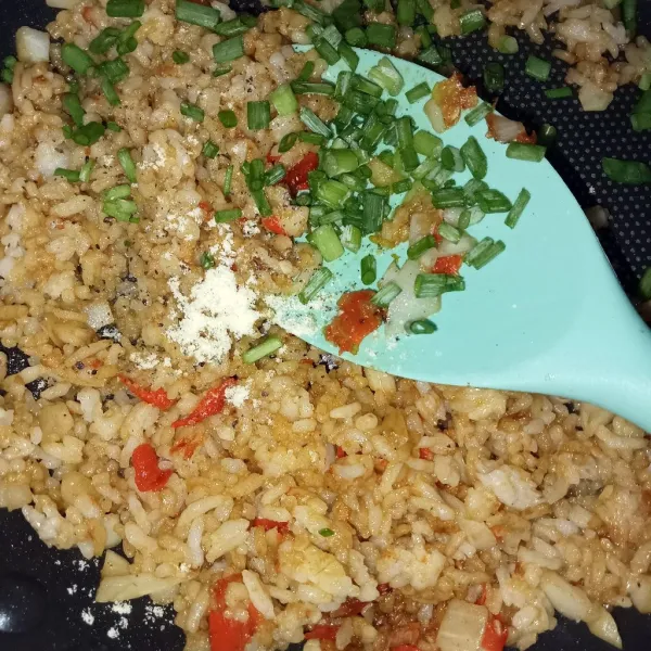 Masukkan daun bawang dan kaldu jamur.