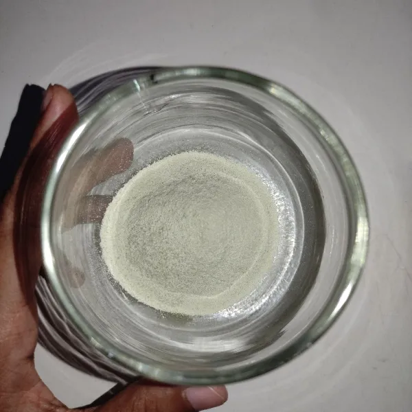 Masukan matcha kedalam gelas, aduk-aduk sedikit pakai sendok.
