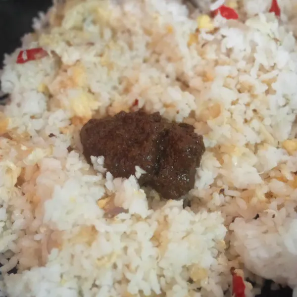 Tambahkan bumbu rendang, aduk rata.