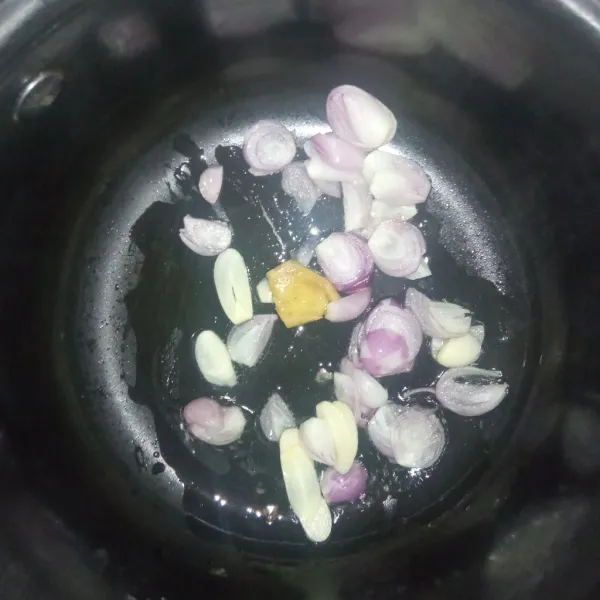 Panaskan minyak goreng, tumis bawang dan jahe hingga harum.