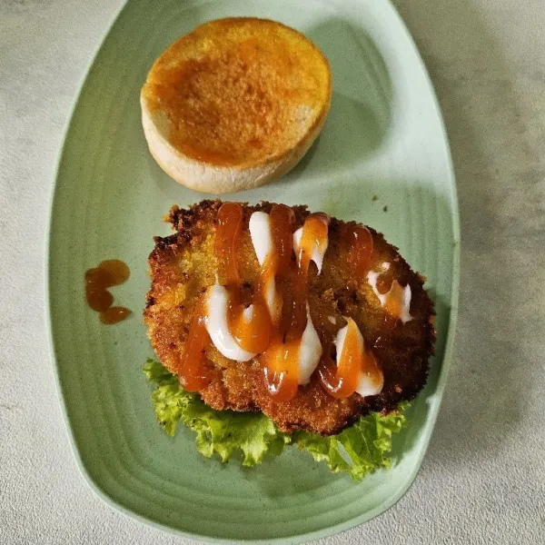 Kemudian beri chicken katsu, tambahkan kembali saos sambal dan mayonnes.
