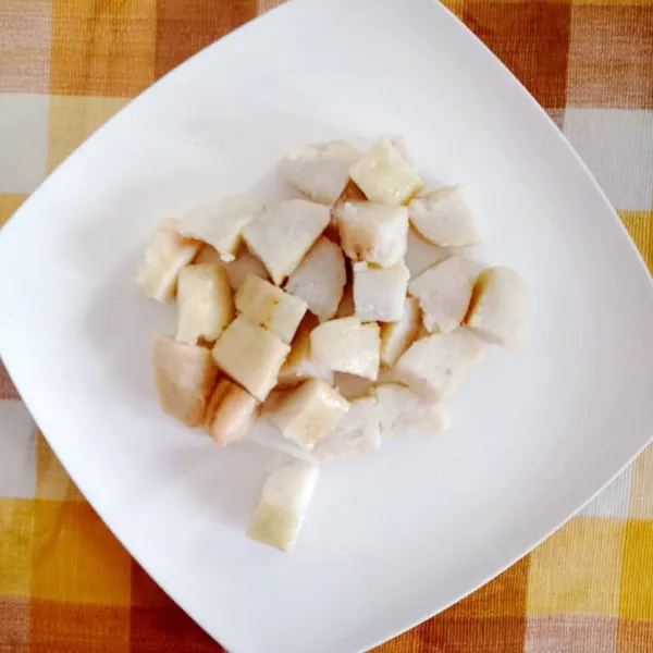 Siapkan lontong yang telah dipotong-potong.