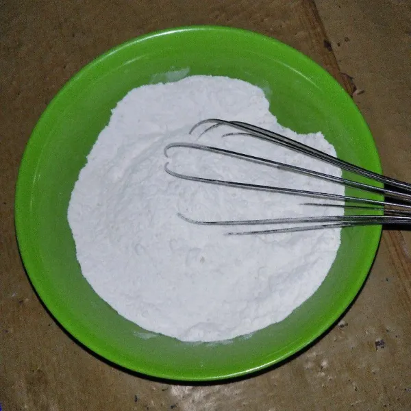Campur tepung terigu, baking powder, dan vanilli bubuk, lalu aduk rata