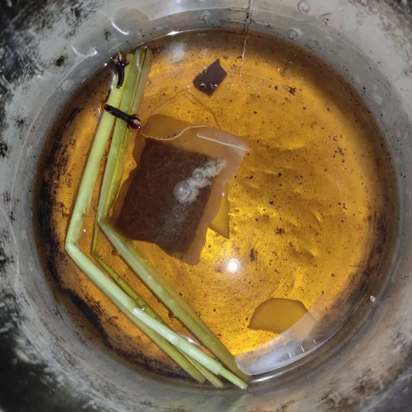 Kemudian masukan teh celup lalu masak hinggg sari teh keluar.