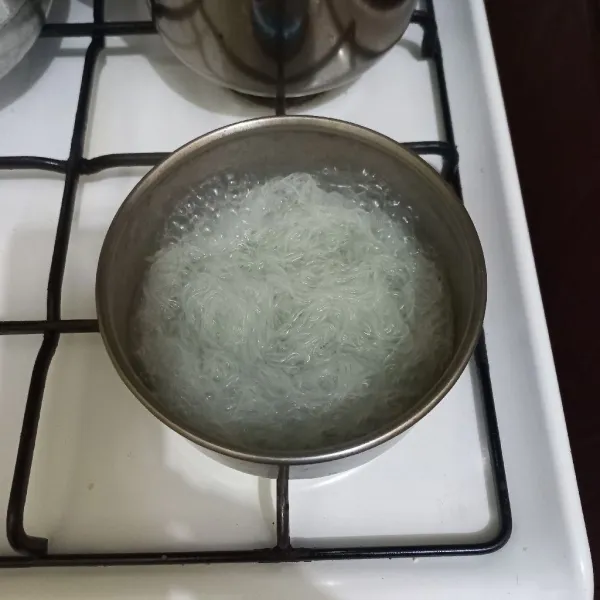 Rebus bihun jagung hingga lunak, tiriskan.