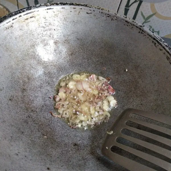 Panaskan minyak, tumis bawang merah dan bawang putih sampai harum.