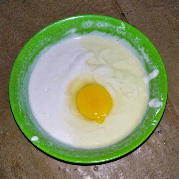Masukkan telur, aduk lagi hingga adonan tidak bergerindil