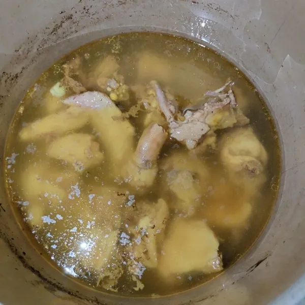 Cuci bersih ayam dan rebus hingga matang lalu buang airnya dan sisihkan.