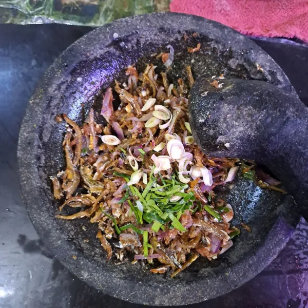 Masukkan irisan daun jeruk dan sereh tekan-tekan/uleg aduk rata. Siap dinikmati.