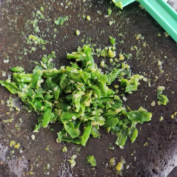 Giling kasar cabe rawit.