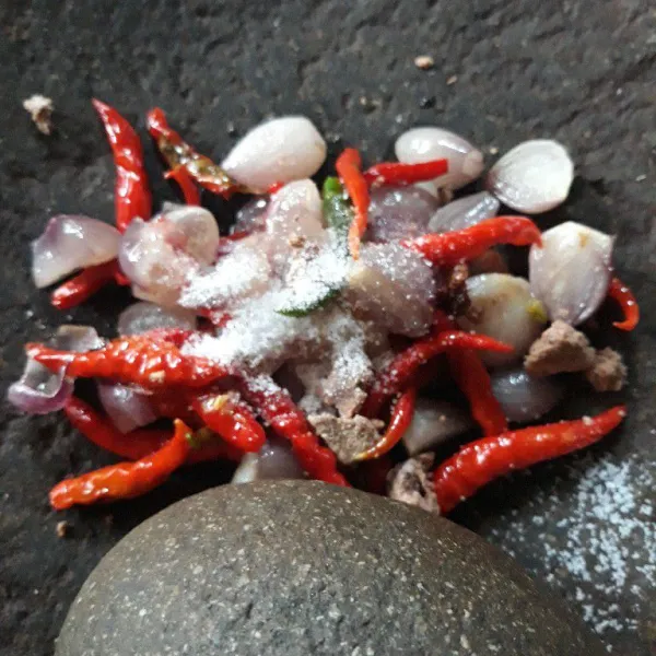 Ulek cabai, bawang putih, dan bawang merah serta terasi. Bumbui dengan garam