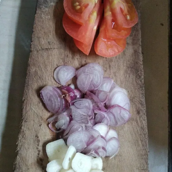 Iris tipis-tipis bawang merah dan bawang putih, potong-potong tomat sesuai selera.