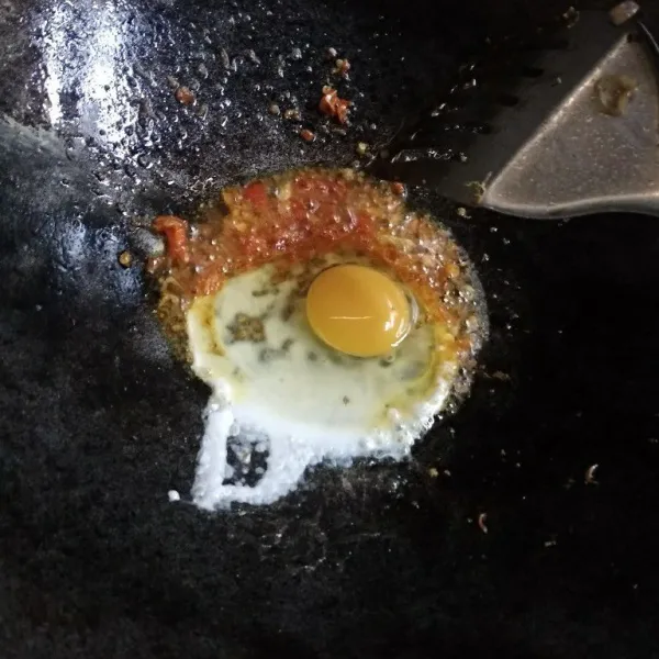Masukkan telur, aduk-aduk. Masak sampai matang telur matang.