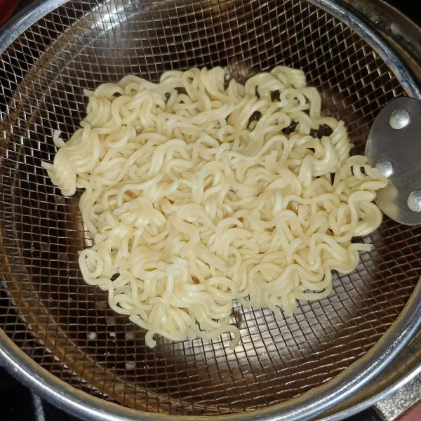Rebus mie sampai matang, angkat dan tiriskan.