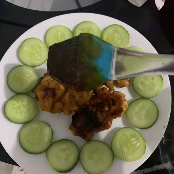 Sisa saus di taburi di atasnya.
