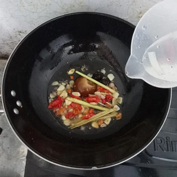 Tambahkan air dan penyedap rasa, Masak hingga mengental