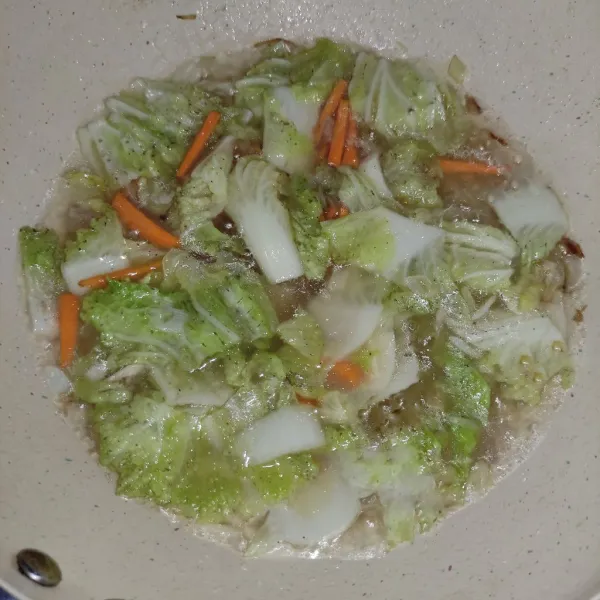 Aduk-aduk lalu masak sampai sayur empuk, angkat dan sajikan selagi hangat.