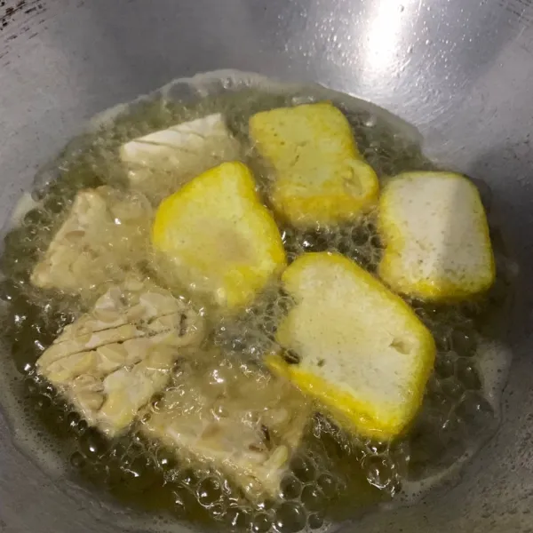 Goreng dalam minyak panas.