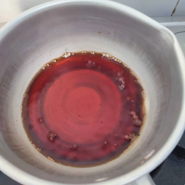 Masak dengan api kecil sambil digoyang (jangan diaduk) hingga gula larut dan mendidih.