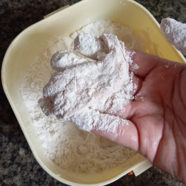 Balur kulit dengan bahan tepung.