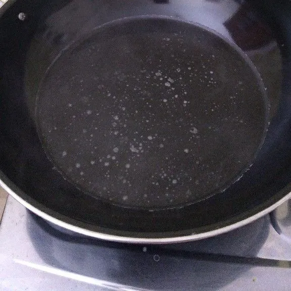 Rebus air dan tambahkan 1 sendok makan minyak goreng sampai mendidih.