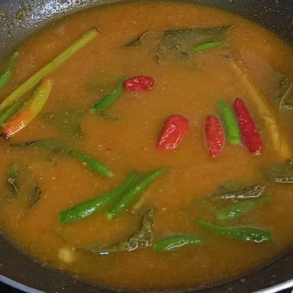 Masukkan air, tomat, cabe rawit merah, cabe rawit ijo, garam, kaldu bubuk & cuka, aduk sampai mendidih.