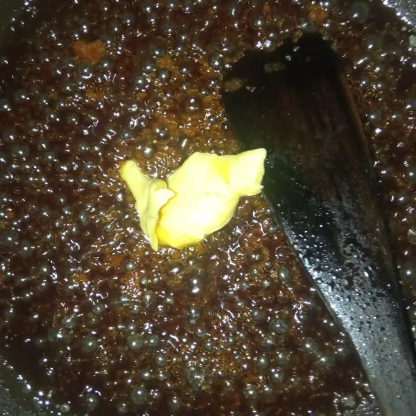 Masukkan 1 sdm margarin ke dalam larutan karamel, tunggu hingga meleleh.