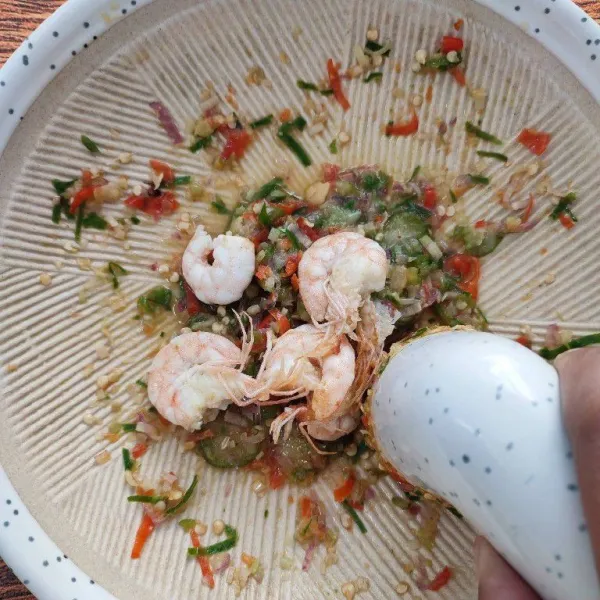 Masukkan udang ke dalam sambal, lalu ulek kasar