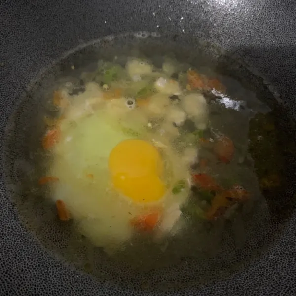 Tambahkan air dan masukkan telur