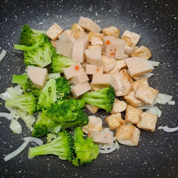 Masukkan tahu, brokoli dan scallop.