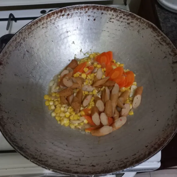 Tambahkan irisan odeng.