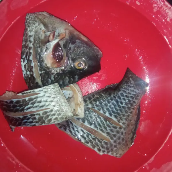 Baluri ikan dengan garam 1 sdt lalu diamkan selama 2 menit kemudian cuci bersih ikan dan potong sesuai selera.