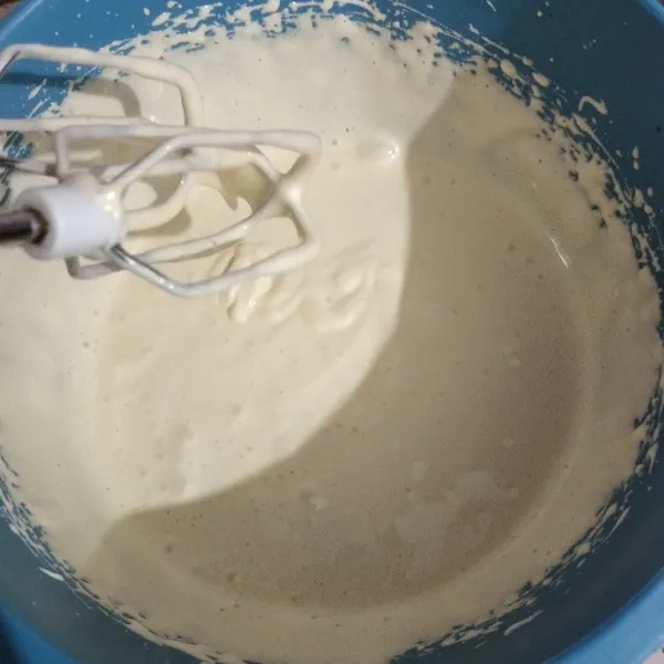 Masukkan telur, SP, dan vanili ke dalam wadah. Mixer hingga berbusa, selanjutnya masukkan gula secara bertahap. Mixer sampai memgembang, kental, dan berjejak.