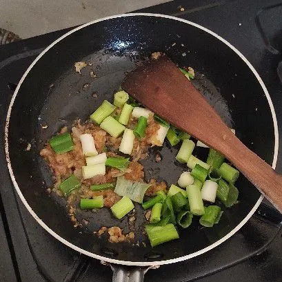 Tumis bumbu halus dengan sisa minyak goreng bawang sampai harum lalu masukan irisan bawang prei masak sampai layu harum.
