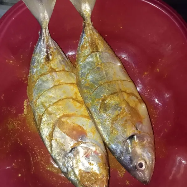 Masukkan bumbu soto, garam,kaldu jamur dan air aduk rata marinasi 15 menit.