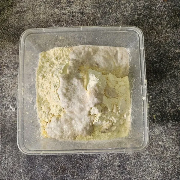 Tambahkan tepung terigu, tepung beras, kaldu bubuk, merica, garam, serta bumbu halus
