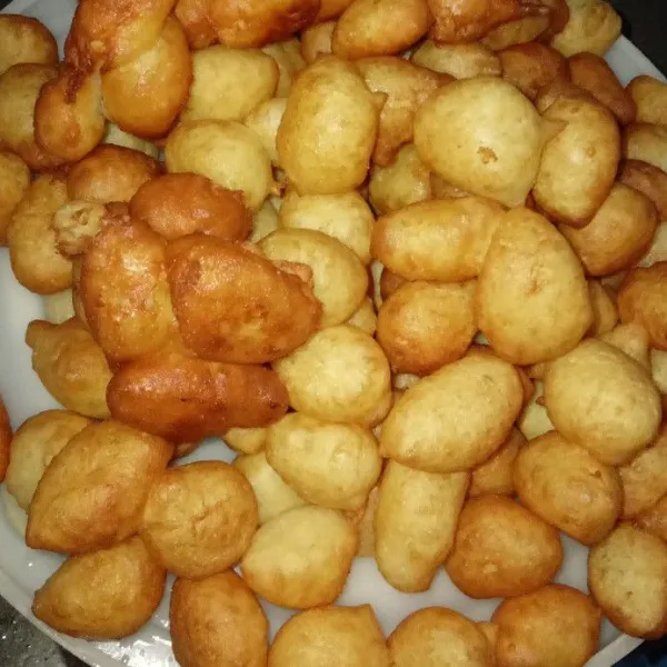 Setelah seperti ini, angkat dan tiriskan, dinginkan sebentar kemudian sajikan, beri toping sesuai selera.