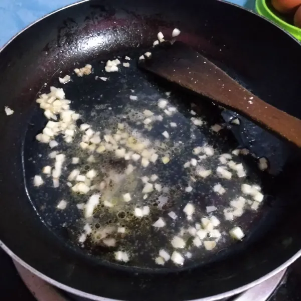 Tuang air, kemudian beri saus tiram, kecap manis, garam, dan kaldu jamur. Masak rata.