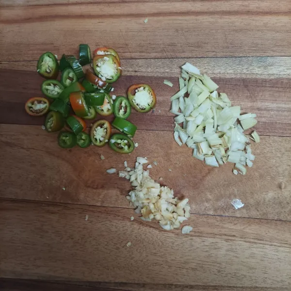 Potong-potong cabe jalapeno, bawang putih, bawang bombay.