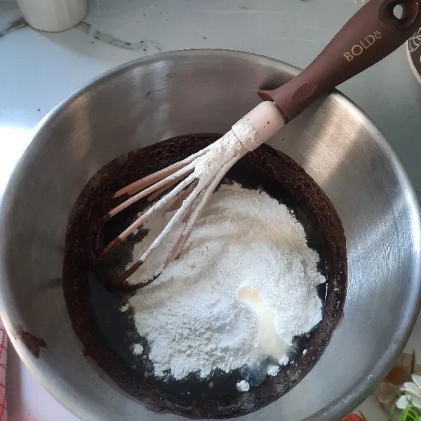 Tambahkan tepung terigu, garam, baking powder, dan vanili cair. Aduk hingga adonan tercampur rata