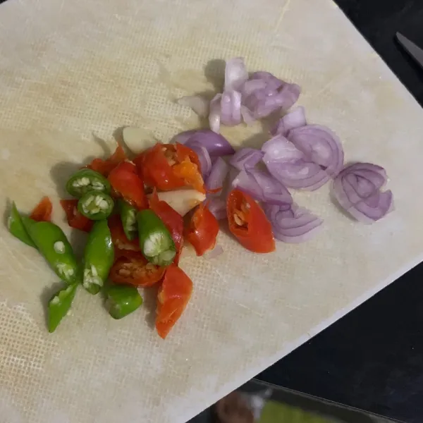 Iris tipis bawang dan cabe