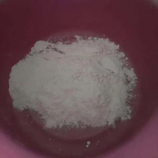 Campurkan tepung terigu, tepung maizena dan tepung beras, aduk rata dan sisihkan.