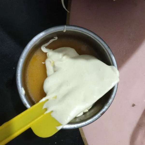 Masukkan lemak (butter + margarin leleh), mixer sebentar. Selanjutnya, aduk balik menggunakan spatula.