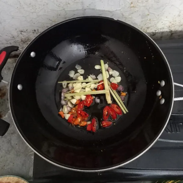 Tumis cabe merah, cabe rawit, bawang putih, bawang merah dan serai sampai harum