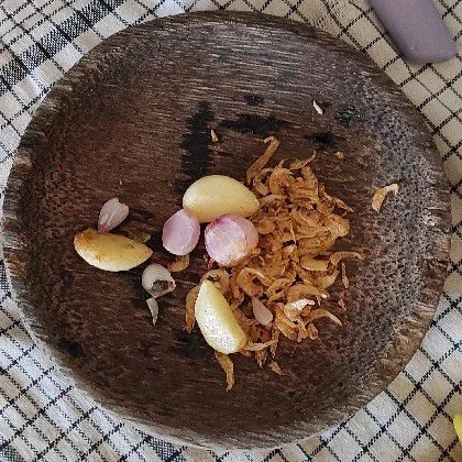 Goreng setengah matang bawang putih dan bawang merah lalu ulek halus bersamaan ebi sangrai.