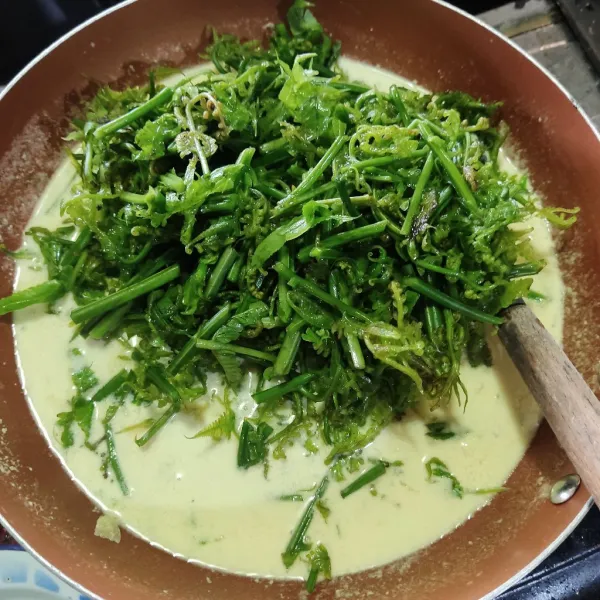 Masukkan pakis, garam dan daun ruku-ruku, masak sebentar saja.